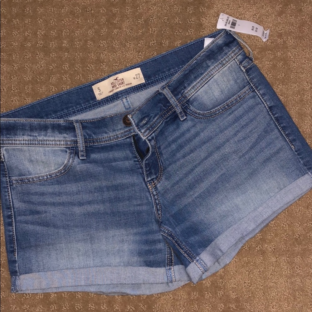New Hollister Midi shorts, size 5 or 27. Very cute